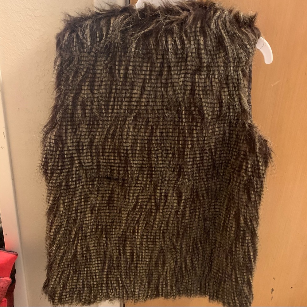 Women’s Fur Vest - Picture 2 of 3